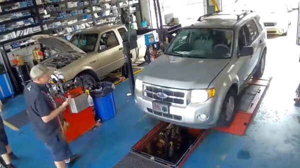 Met uiterste precisie de garage in rijden is niet voor iedereen weggelegd