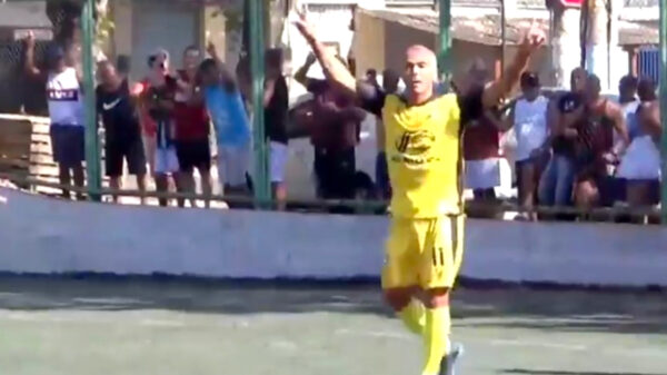 De heerlijke goal van de 56-jarige Romário tijdens een benefietwedstrijd