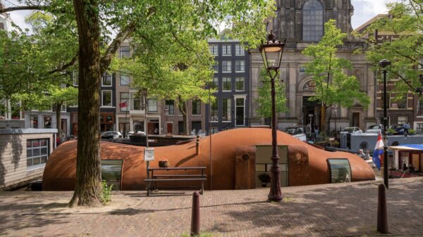 Buitenkansje: een leeg stuk drijvend roest te koop voor slechts €675.000