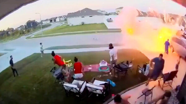 Nog een heerlijke vuurwerkprutser die op 4 juli zijn halve familie bestookte