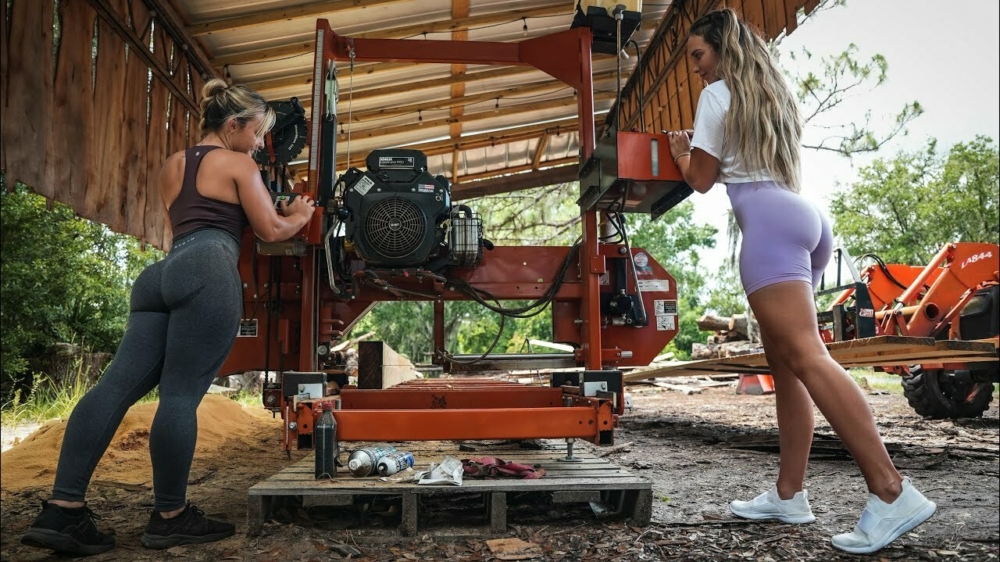 Twee vakvrouwen geven een prettig kijkje in de houtzagerij