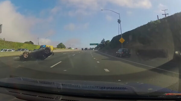 Straatracer in Nissan 370z verliest macht over het stuur en belandt op zijn ruggetje