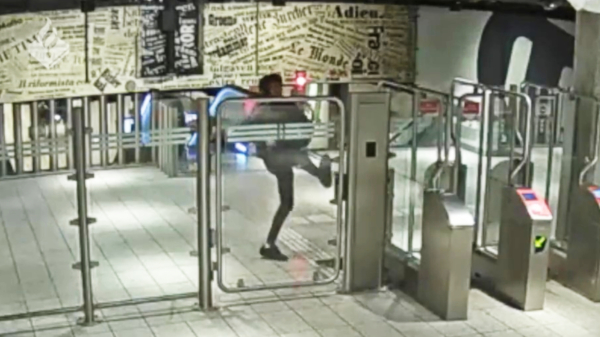 Zwartrijder probeert monteur neer te steken op Amsterdams metrostation