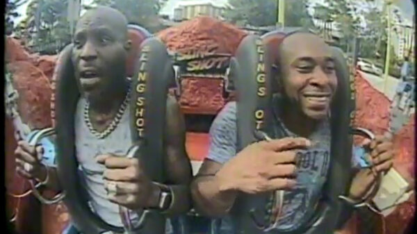 Rapper DMX heeft moeite om gangster te blijven tijdens ritje in slingshot