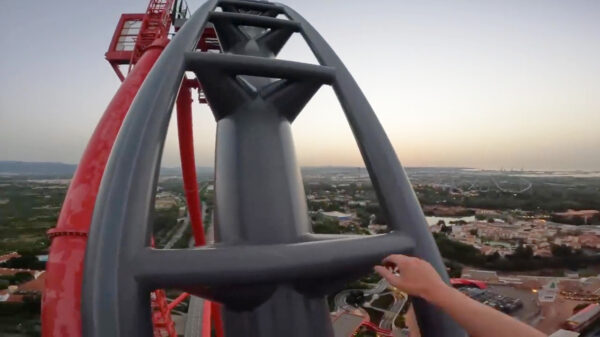 Basejumper met doodswens beklimt Europa's hoogste achtbaan om er doodleuk vanaf te springen