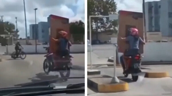 Vriendin mag achterop de brommer om de nieuwe tv vast te houden