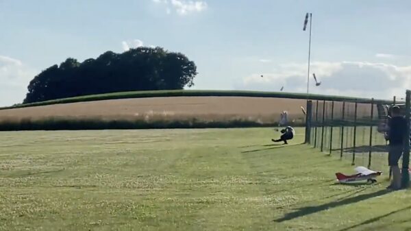 Vliegtuigspotter kan op afstand bestuurbaar vliegtuigje nèt niet ontwijken