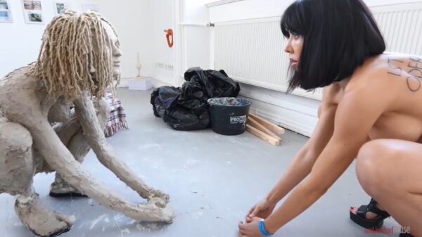 Blootkunstenares Milo Moiré vraagt zich af: is het kunst of kan het weg?