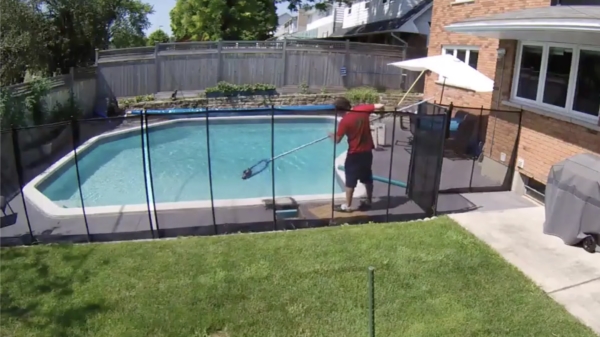 Barmhartige "pool boy" redt verdrinkende eekhoorn bij het zwembad