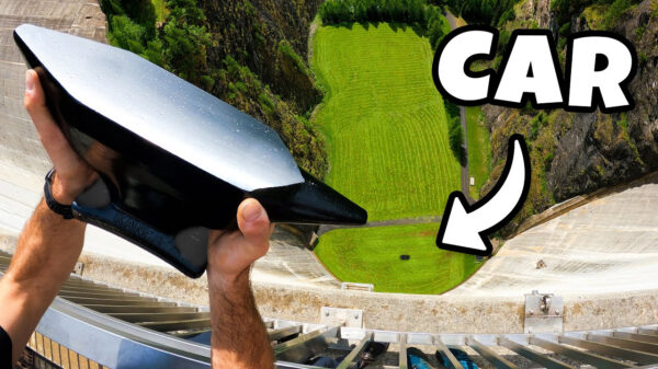 Wat gebeurt er als je van 165 meter hoogte een aambeeld op een auto pleurt?