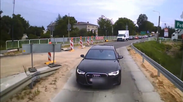 Ongeduldige automobilist wordt heerlijk op zijn plaats gezet nadat 'ie door rood rijdt