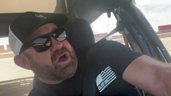 Autoknutselaar parkeert zijn Tesla met 275km per uur in de bandenstapels