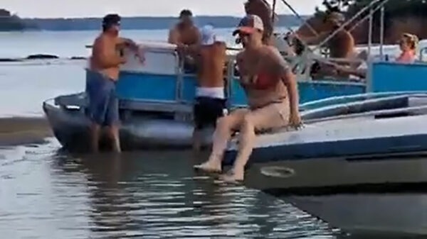 Vrouw probeert elegant van de speedboot af te stappen