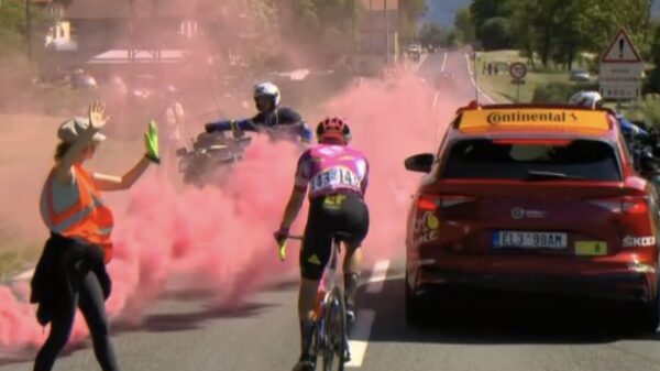 Klimaatactivisten ketenen zich vast op de weg en leggen Tour de France stil