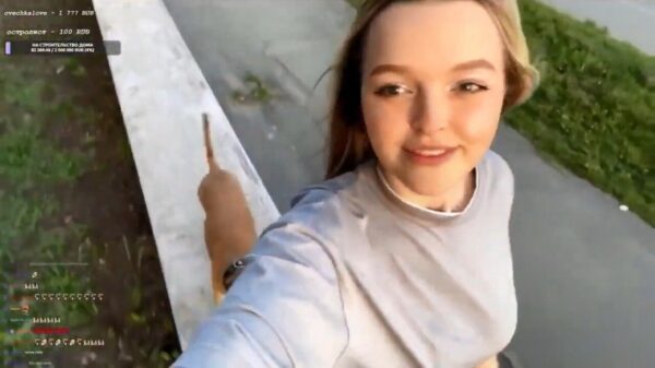 Russisch huppeltrutje loopt een blokje met haar hond en puppies