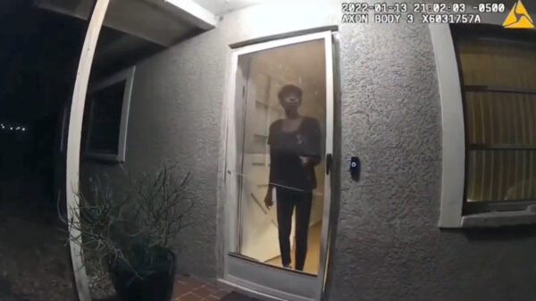 Dronken vrouw komt met de deur uit huis vallen