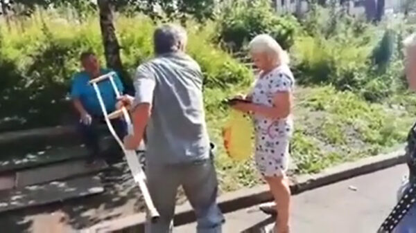 Kreupele bejaarde heeft ruzie met vrouw en smijt kruk tegen haar smoelwerk