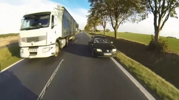 Hersenloze wegpiraat komt met bezopen inhaalactie van de dag