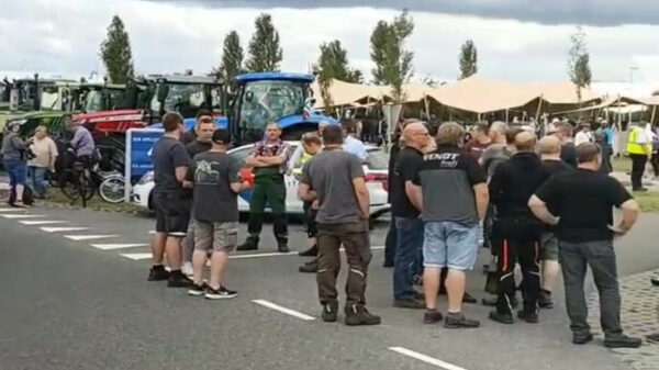 Boeren blokkeren AZC in Ter Apel omdat ze zich "niet meer welkom voelen in Nederland"