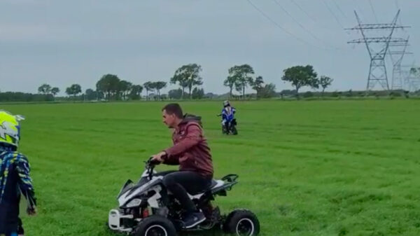 Kijk jongens, pappa zal wel even laten zien hoe je op een quad rijdt