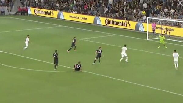 Carlos Vela maakt geniale dribbel en scoort als een baas