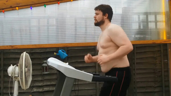 Bierbuikje filmt gedurende 8 maanden hoe hij afvalt op de loopband