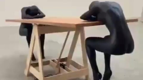 Gewoon wat hooggehakte vrouwen die aan het wippen zijn