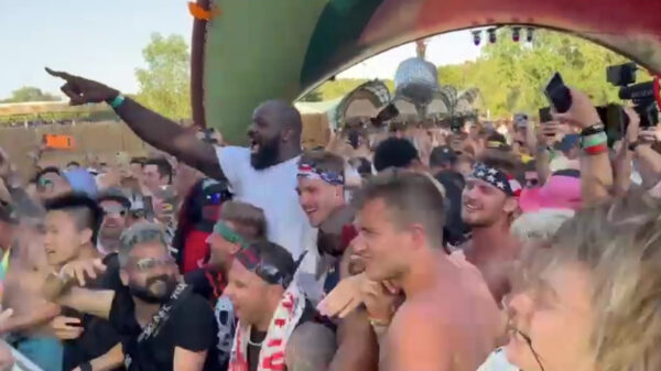 Shaquille O'Neal a.k.a. DJ Diesel keihard los in de moshpit op Tomorrowland
