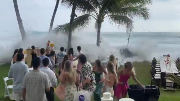 Enorme golf verandert trouwerij bij het strand in flinke chaos