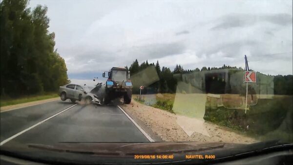 Tegemoetkomende automobilist neemt bocht iets te ruim en knalt frontaal op tractor