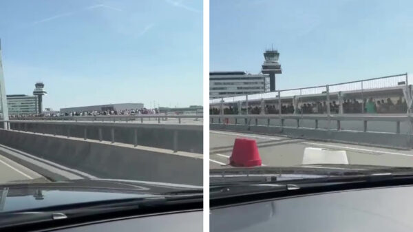 Lekker op vakantie: wachtrij op Schiphol begint compleet geschifte vormen aan te nemen