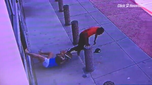 Vrouw haalt droeftoeter die haar vals geld heeft gegeven neer