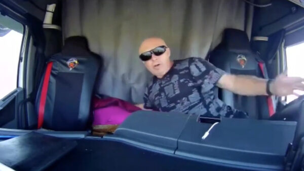 Chauffeur let héél eventjes niet op en maakt een knetterharde koprol met zijn vrachtwagen