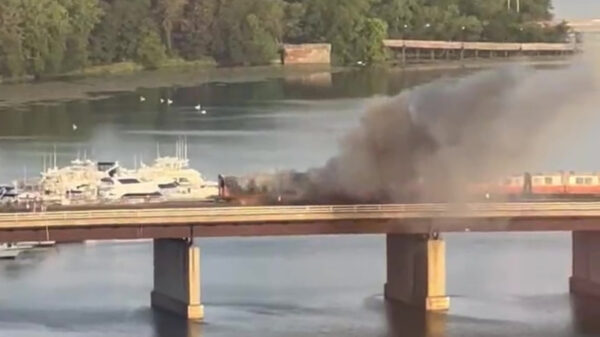 Totale paniek nadat metro met 200 passagiers in Boston in brand vliegt