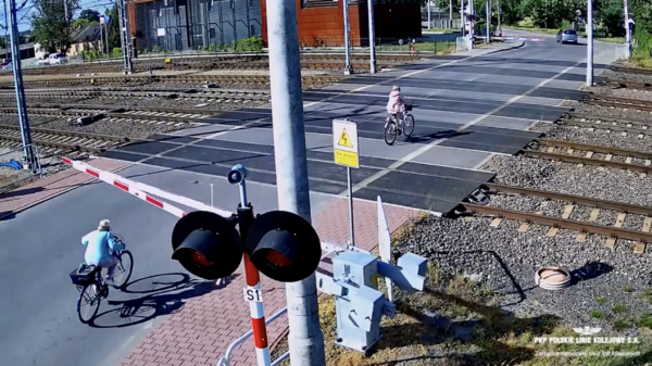 Slechts één Poolse oma lukte het om snel voorbij deze spoorwegovergang te fietsen