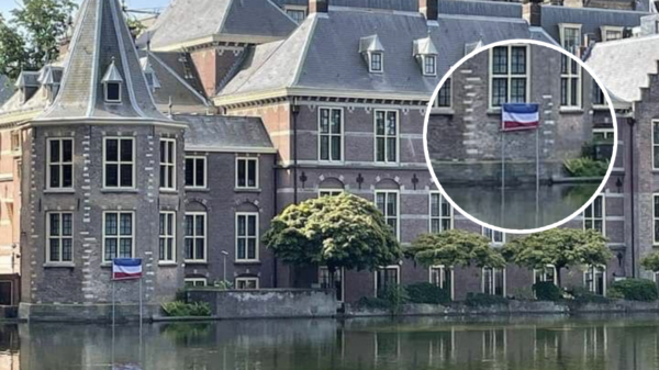 Fanatieke boer hangt omgekeerde vlag aan torentje van Mark Rutte in Den Haag