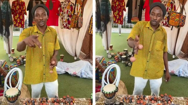 Ghanese muzikant Moussa Diarra demonstreert hoe je een kush-kosh bespeelt