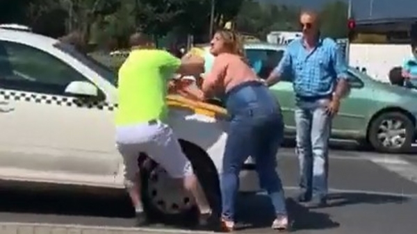 Topless gekkie probeert auto te slopen maar wordt aangepakt door taxichauffeur