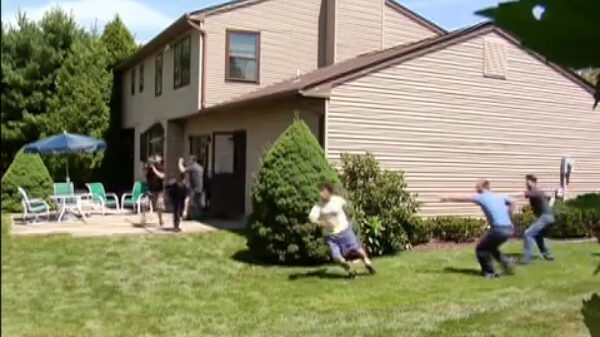 Betrapte pedo gaat er als een volleerd rugbyer vandoor