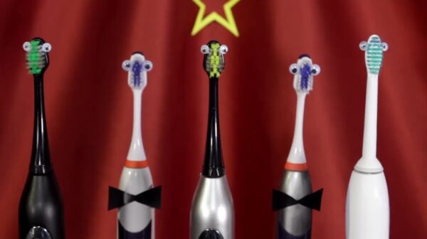 Het nationale Huishoudorkest doet het Russische volkslied