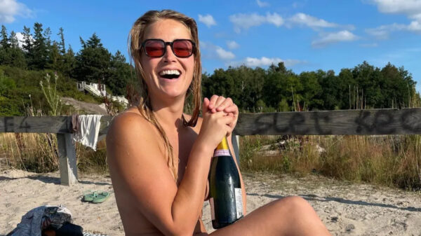 Geraldine gooide haar bovenstukje aan de kant voor een champagne-picknick op het strand