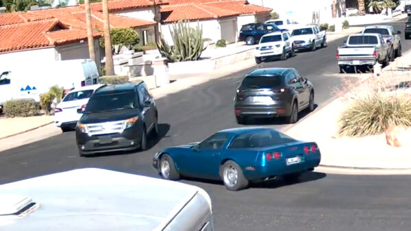 Dat irritante hobbeltje op de weg houdt deze bestuurder niet tegen