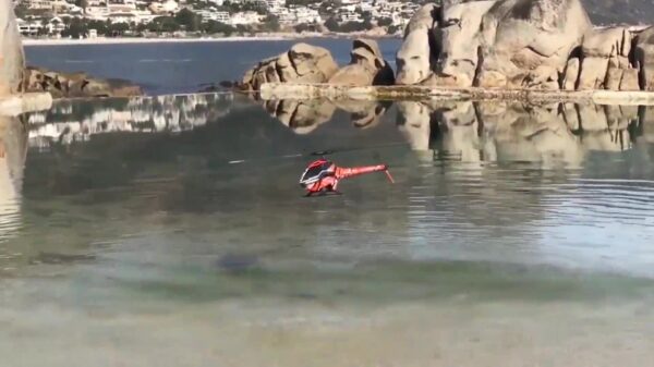 Piloot van rc-helikopter heeft behoorlijke stuntskills
