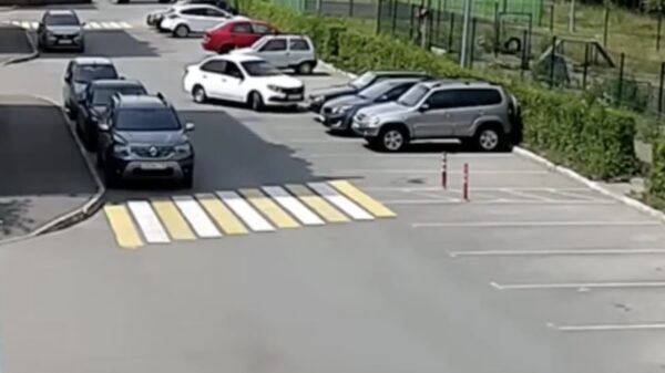 Schatje, kun jij misschien even m'n auto ondersteboven op de weg parkeren?