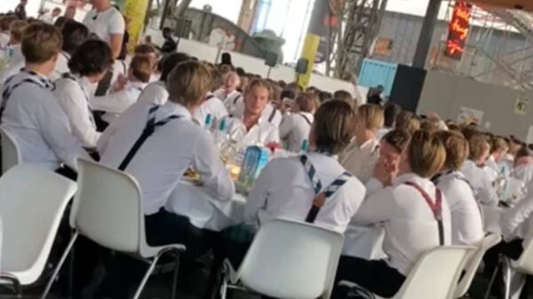 Amsterdamsch Studenten Corps noemt vrouwen "sperma-emmers" in toespraak, vrouwelijke leden piswoest