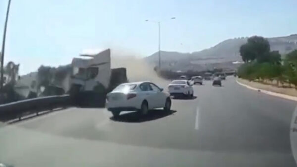 Bestuurder weet over krankzinnige uitwijk-skills te beschikken