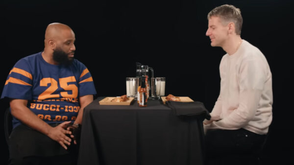 Willie Wartaal en Vjeze Fur gaan door een hel tijdens een pittige "Hot Ones"