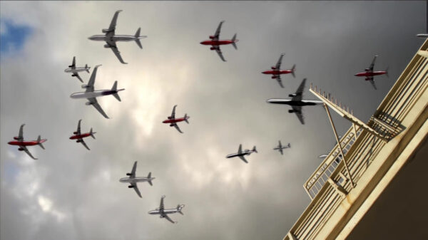 Knutselaar maakt supervette time collapse van vliegtuigen op San Diego Intl. Airport