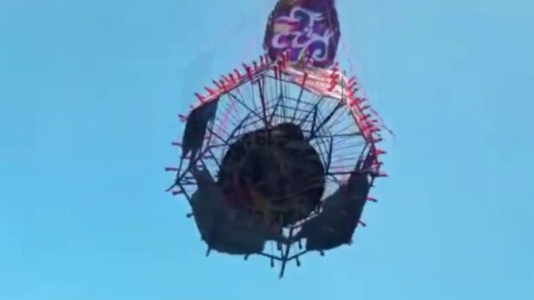 Brazilianen knopen héél veel vuurwerk aan een luchtballon en ontketenen de hel op aarde