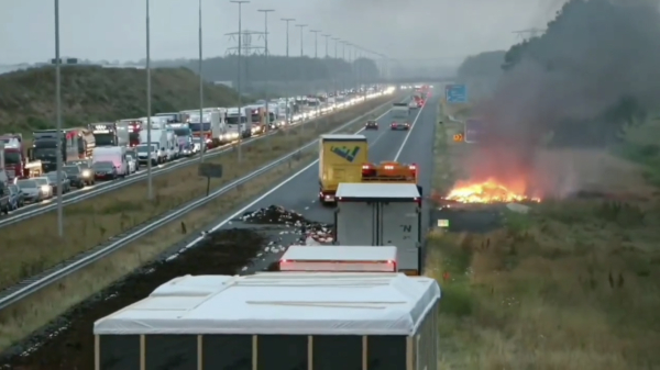 Boeren zijn terug: zetten afval in brand en dumpen mest en hooi op snelwegen, opruimen duurt uren